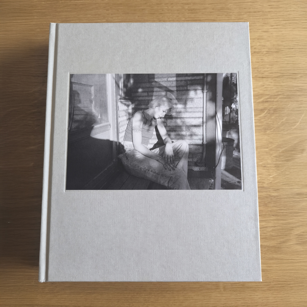Odkrywając światłość | Taken from Light, Mark Steinmetz,  opracowanie graficzne Gonzalo Sanchez, Michał Kominek, wyd. Instytucja Kultury Ars Cameralis, Pałac Schoena Muzeum w Sosnowcu